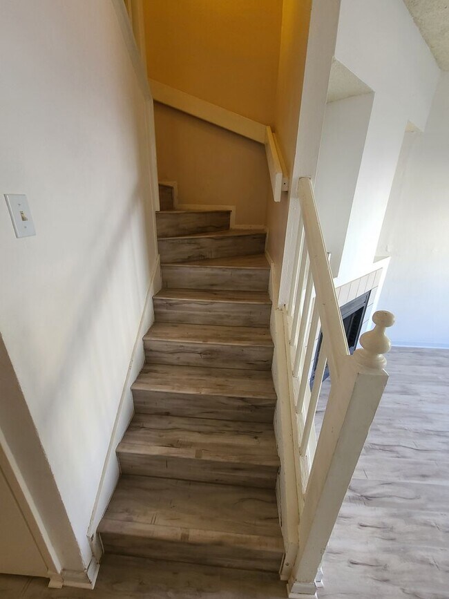 Building Photo - Great Townhome - North Central Location