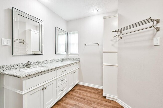 Building Photo - 10327 Brickyard Ct