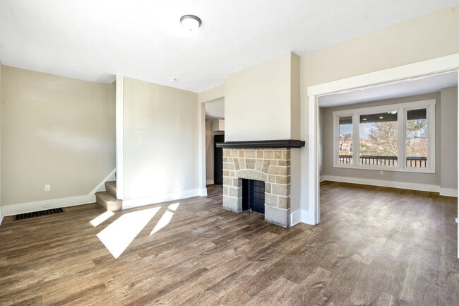 Building Photo - 3 Bed/1 Bath Home - Central AC, 2nd Floor Laundry - Available September 10th!