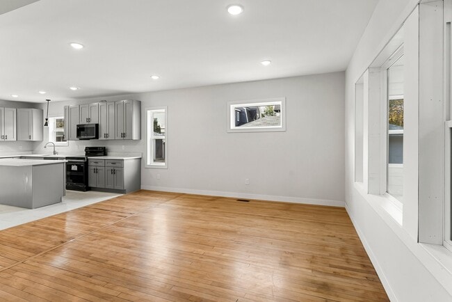 Building Photo - 911 W 31st St