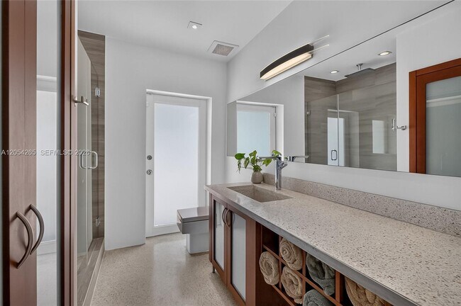 Building Photo - 1065 NE 87th St