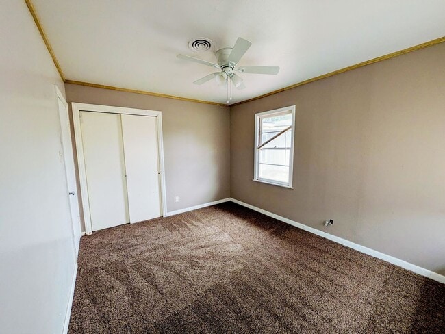 Building Photo - 302 Bridal Wreath Ave