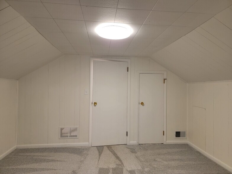 Building Photo - 902 Maple Ln