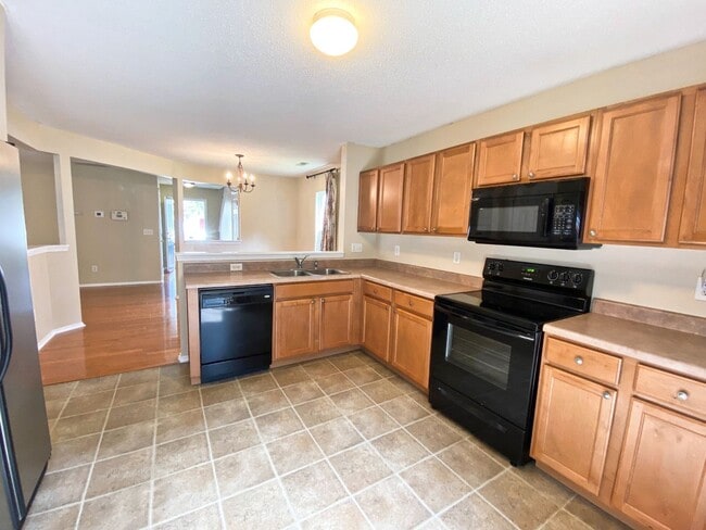 Building Photo - LOCATION IS KEY!!  4 Bedroom House in the ...
