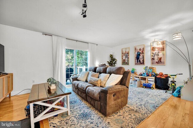 Building Photo - 301 Cherokee Cir