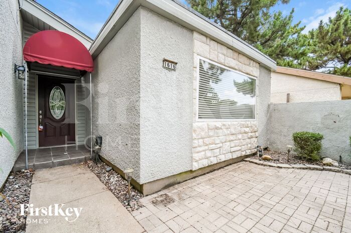 Building Photo - 1616 Hawthorne Dr