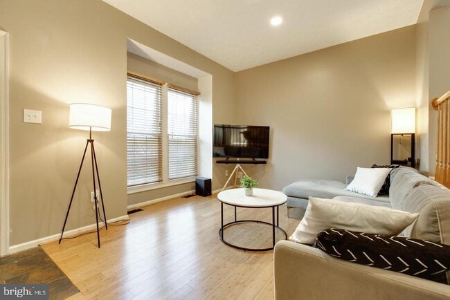 Building Photo - 3400 Oak W Dr