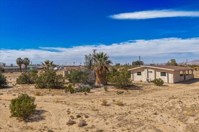 Building Photo - 2 Bedroom Home on 1.8 Acre Lot