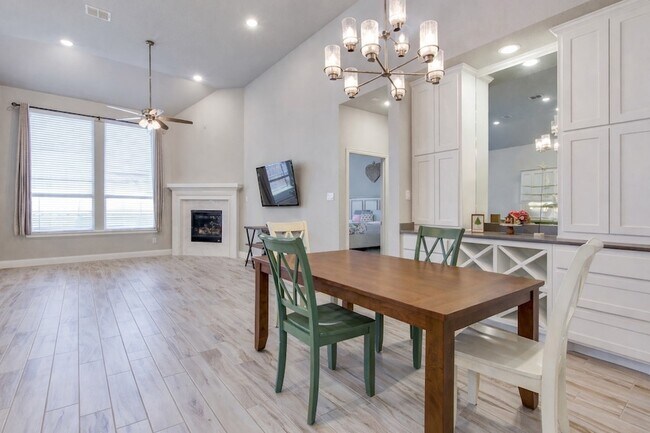 Building Photo - 905 Lady Bird Dr