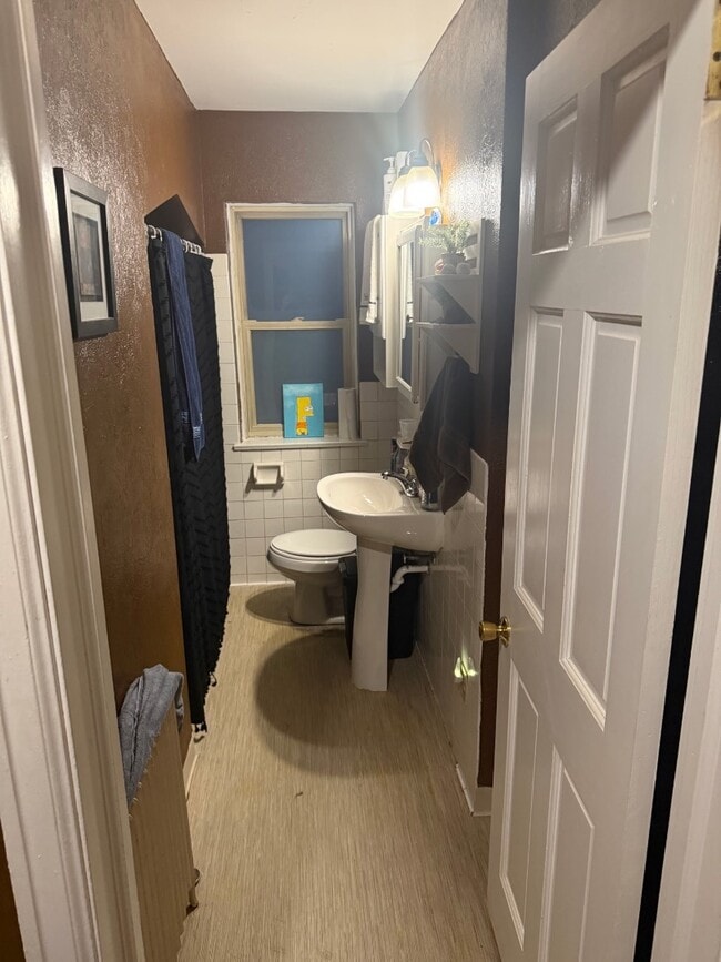 Building Photo - 602 E 7th St