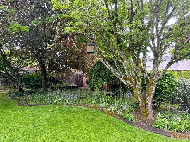 Building Photo - 2350 NW Green Cir