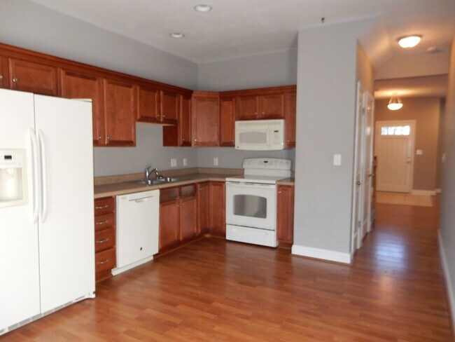 Building Photo - Quality 3 BR Townhome; Convenient to Med C...