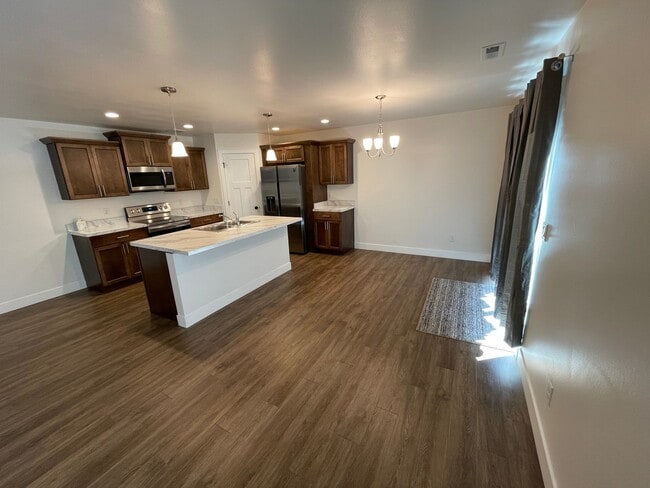 Building Photo - 3 bed 2.5 bath home rental