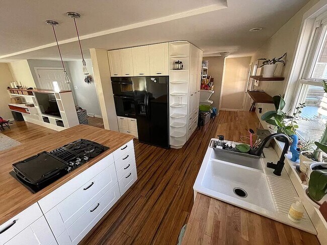 Building Photo - 4 bed/3bath-University Elementary School/I...
