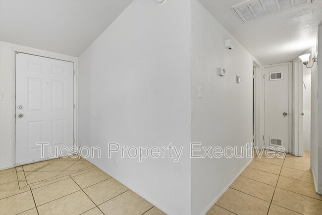 Building Photo - 1638 N Beverly Ave