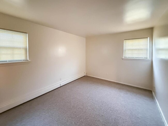 Building Photo - 14 Suburbia Ct