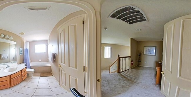 Building Photo - 225 Vista Dr