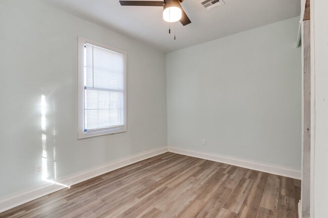 Building Photo - Remodeled three bed house on a quiet cul-de-sac