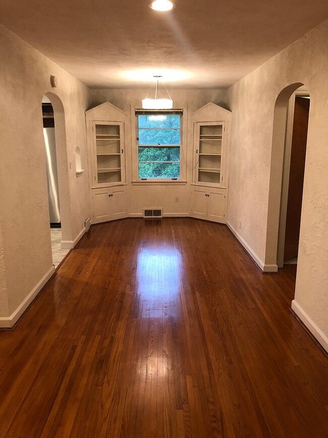 Building Photo - 1202 W Willow Ln