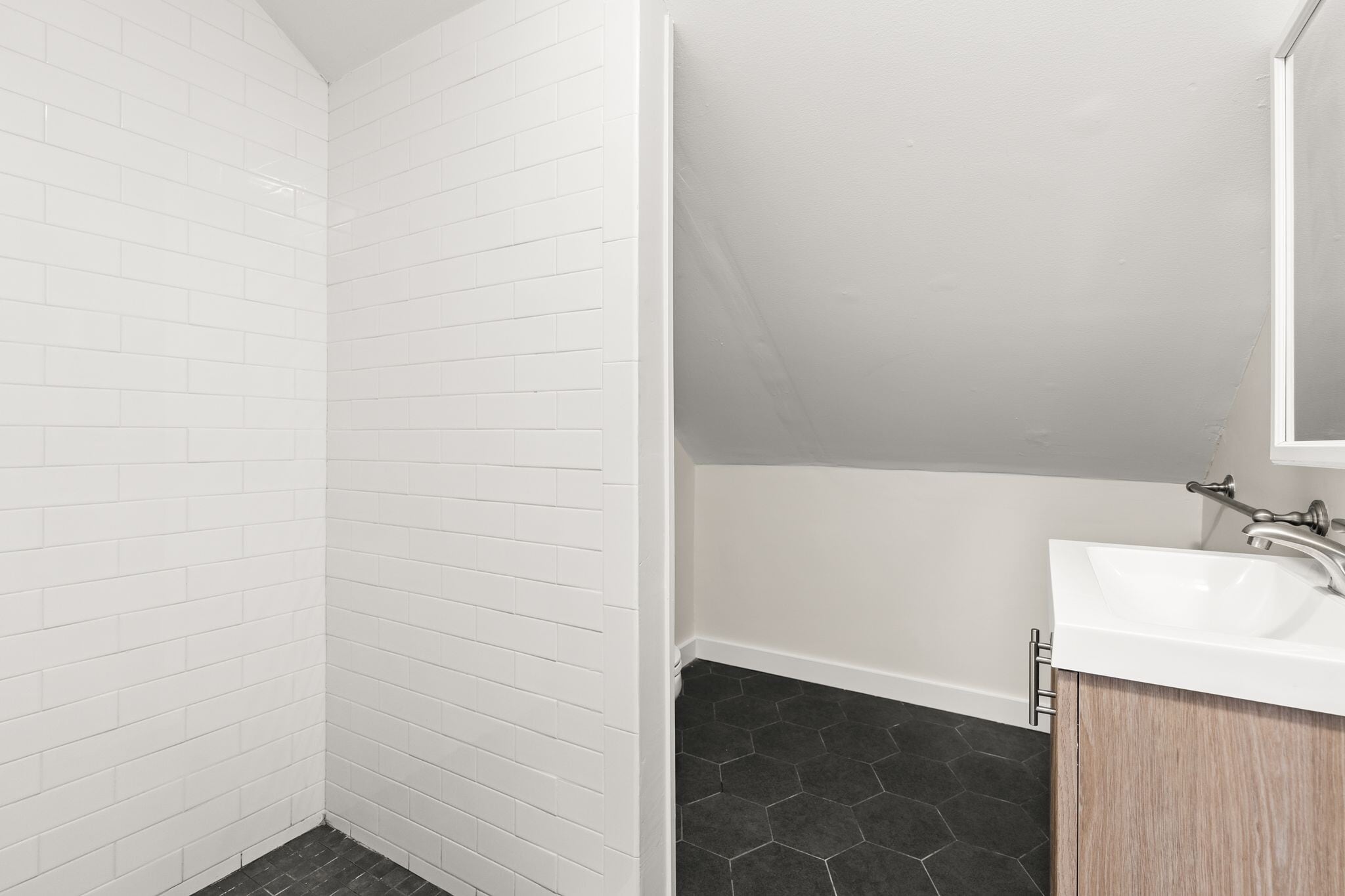 Bathroom 2 - 122 Saratoga St