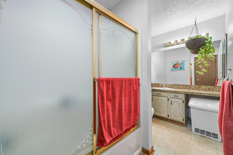 second floor full bathroom - 1098 Big Valley Dr