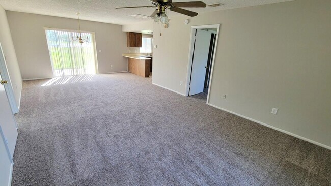 Building Photo - 985 Hickory Ct