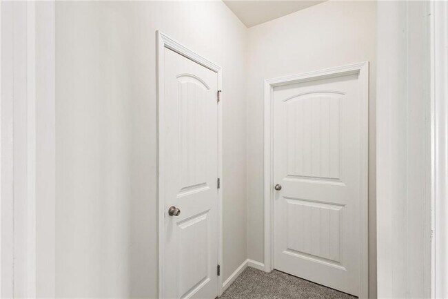 Building Photo - 34 Persian Ivy Way