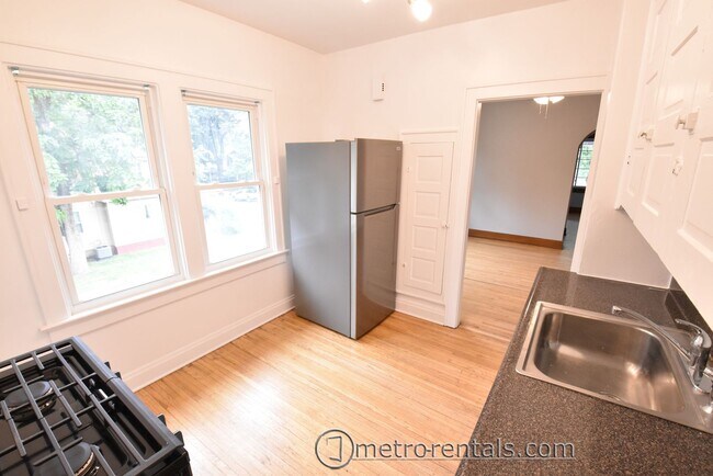 Building Photo - 2832-2834 Indianola Avenue