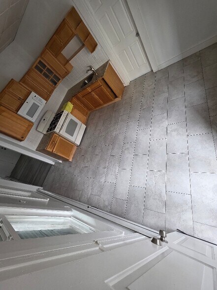 Building Photo - 718 E 18th St