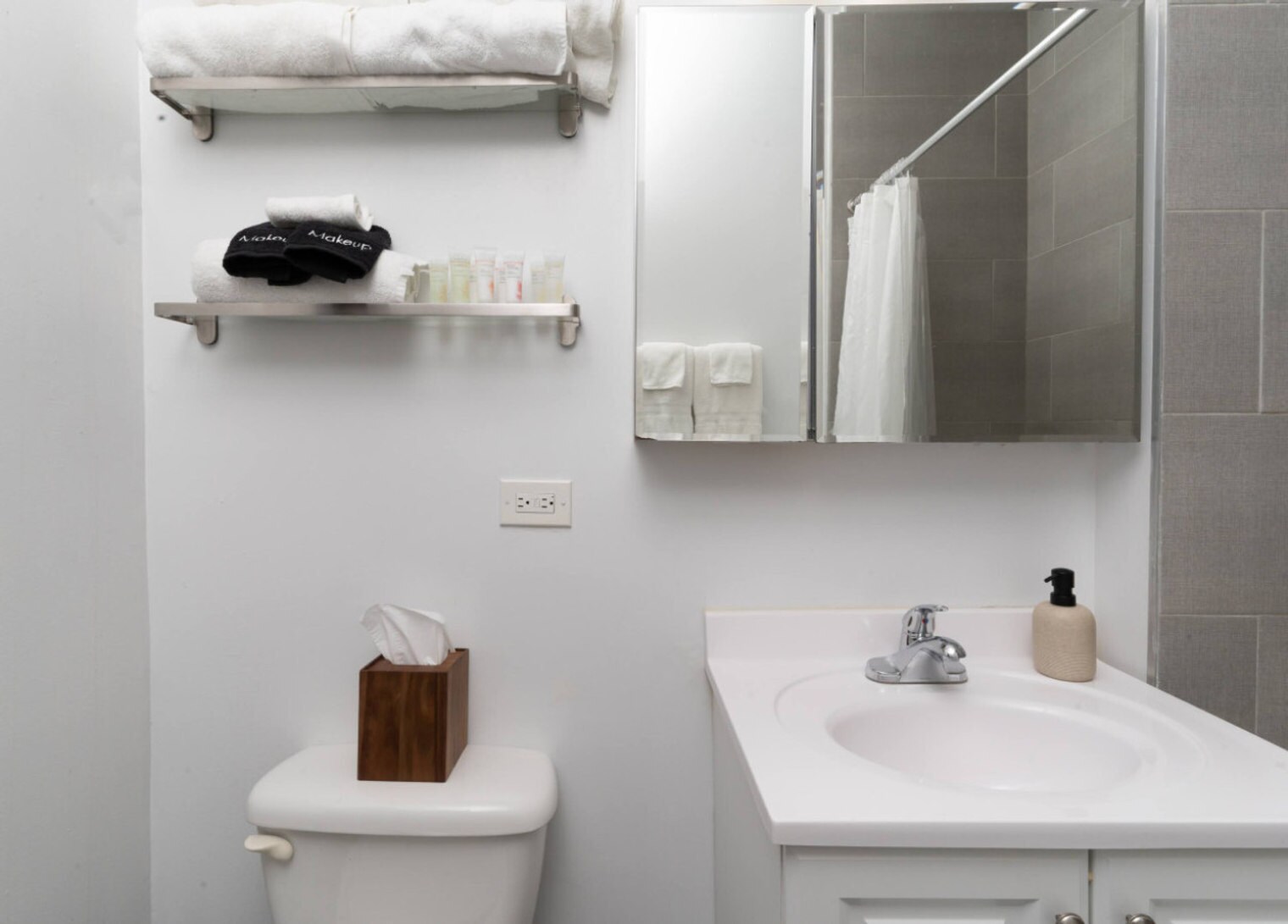 Building Photo - 906 N Damen Ave