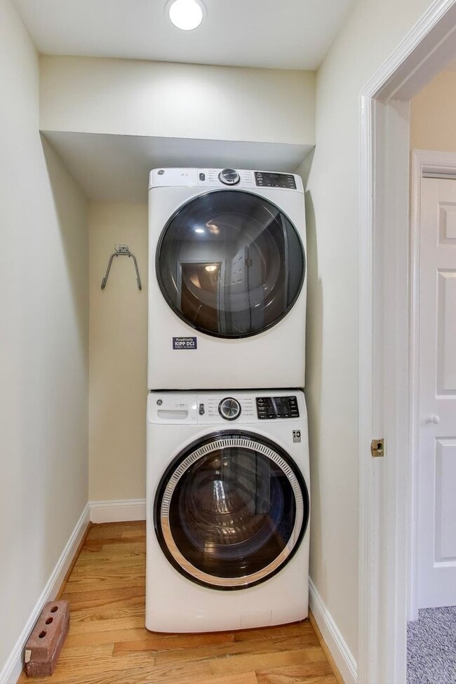 Building Photo - LEASE SPECIAL - $1,995 for a 16-24 month lease. 12 Month lease offered at $2,200 - .Spacious 2 Be...