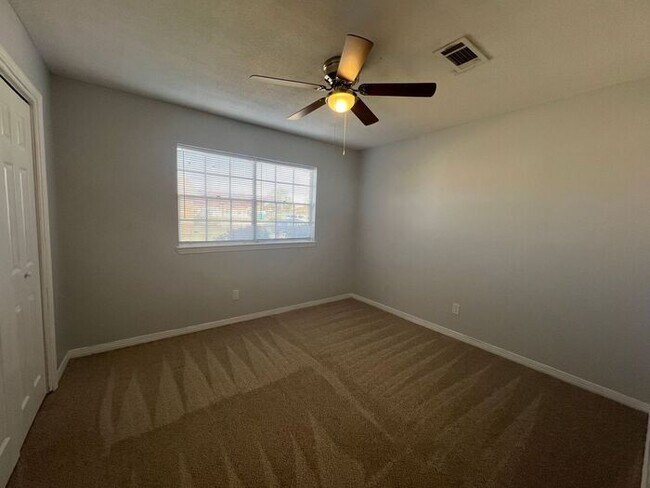 Building Photo - Pensacola - 2 Bedroom, 1 Bathroom - lawn care included