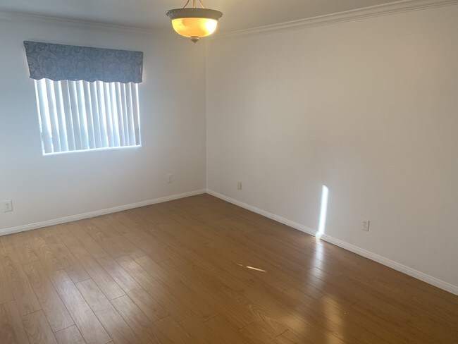 Building Photo - 1754 N Alexandria Ave