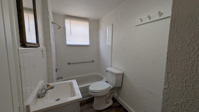 Building Photo - 320 W Dill St