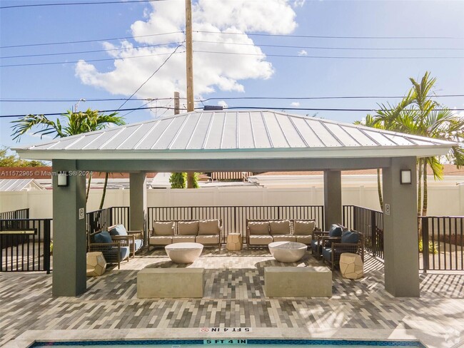 Building Photo - 401 Hialeah Dr