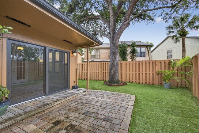 Building Photo - 323 Sandtree Dr