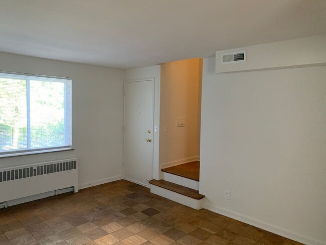 Building Photo - 2617 Madison Rd