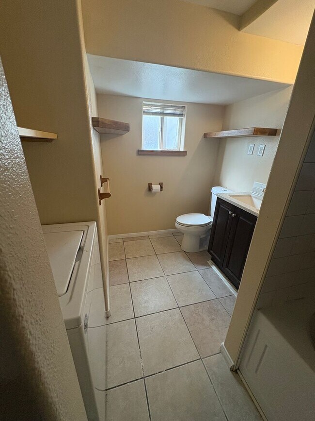 Building Photo - 377 Douglas St