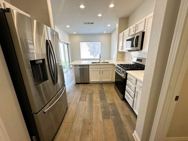 Building Photo - ANTHEM HIGHLANDS!! READY FOR IMMEDIATE MOV...