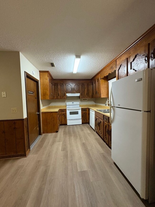 Building Photo - Valley Hills Subdivision - Detached Garage...