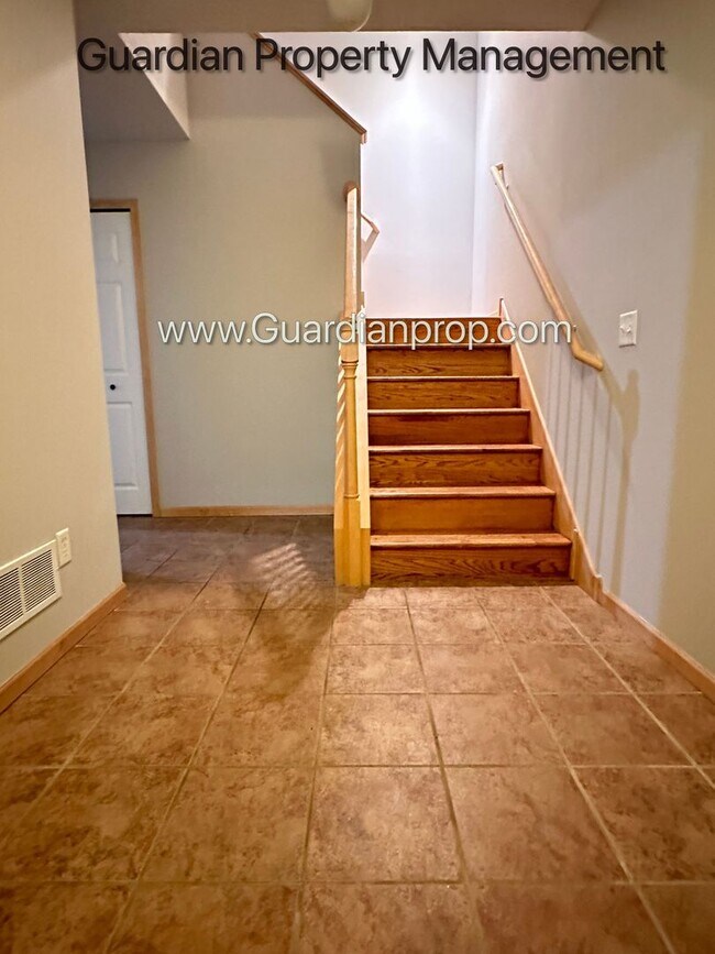 Building Photo - Maple Grove Town Home, 2 Car Garage, W/D, Balcony, Dishwasher, Avail June/July