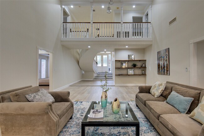 Building Photo - 714 Last Arrow Dr