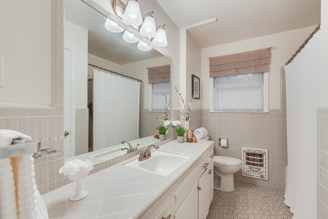 Hall Bath - 2515 Sherwood St