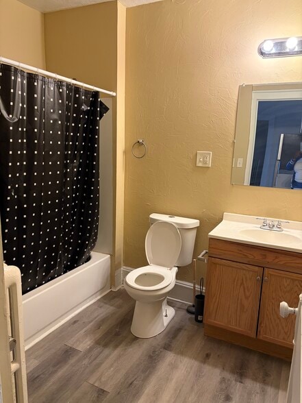 Bathroom - 13102 Bartlett Ave