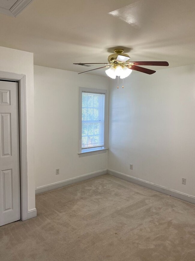 Building Photo - Stunning 4bdrm/2.5bth Home w/Loft Located ...