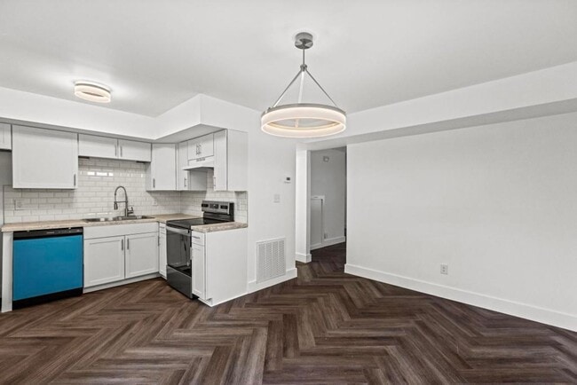 Building Photo - Completely Remodeled 2BR/1.5BA Townhome – City Convenience!