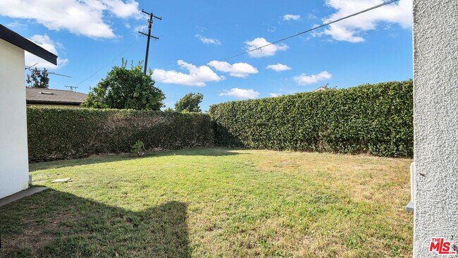 Building Photo - 15559 Three Palms St