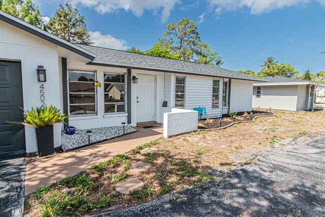 Building Photo - Pet-Friendly Home with Private Pool in Des...