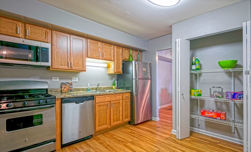 The Townhomes at Highcrest Woodridge, IL Apartment Finder