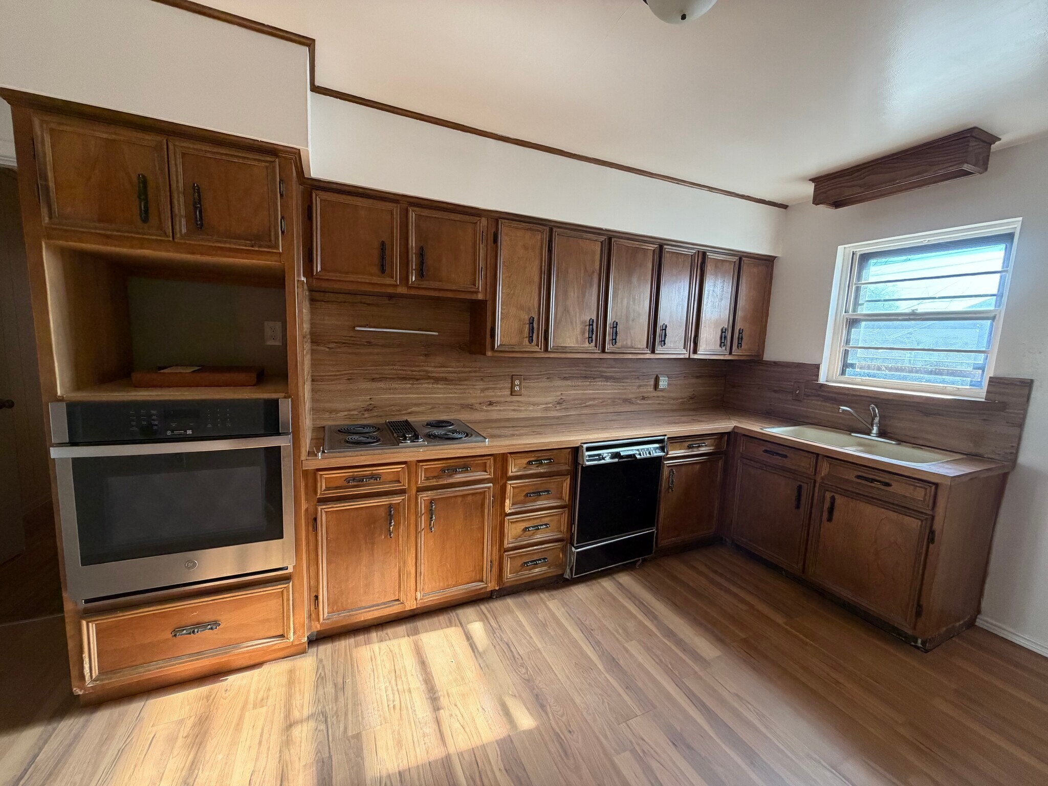 Kitchen area, with new hardwood floors! - 1848 Swan Dr